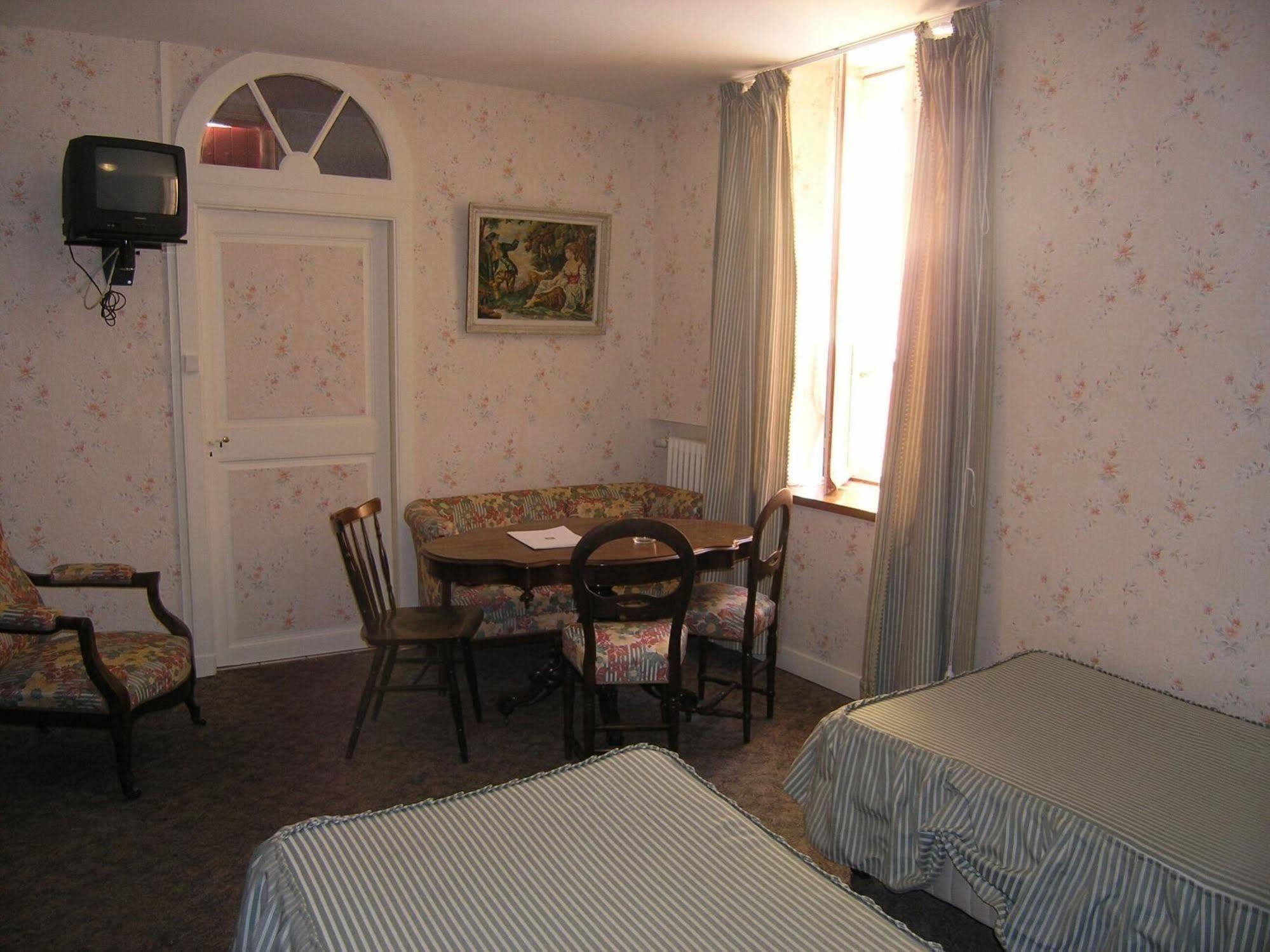 Hotel Le Commerce Mirepoix  Bagian luar foto